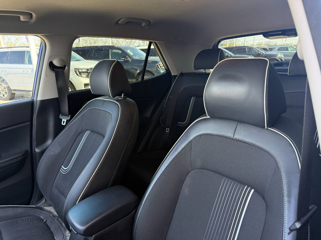 Used 2023 Hyundai Venue Limited image 9