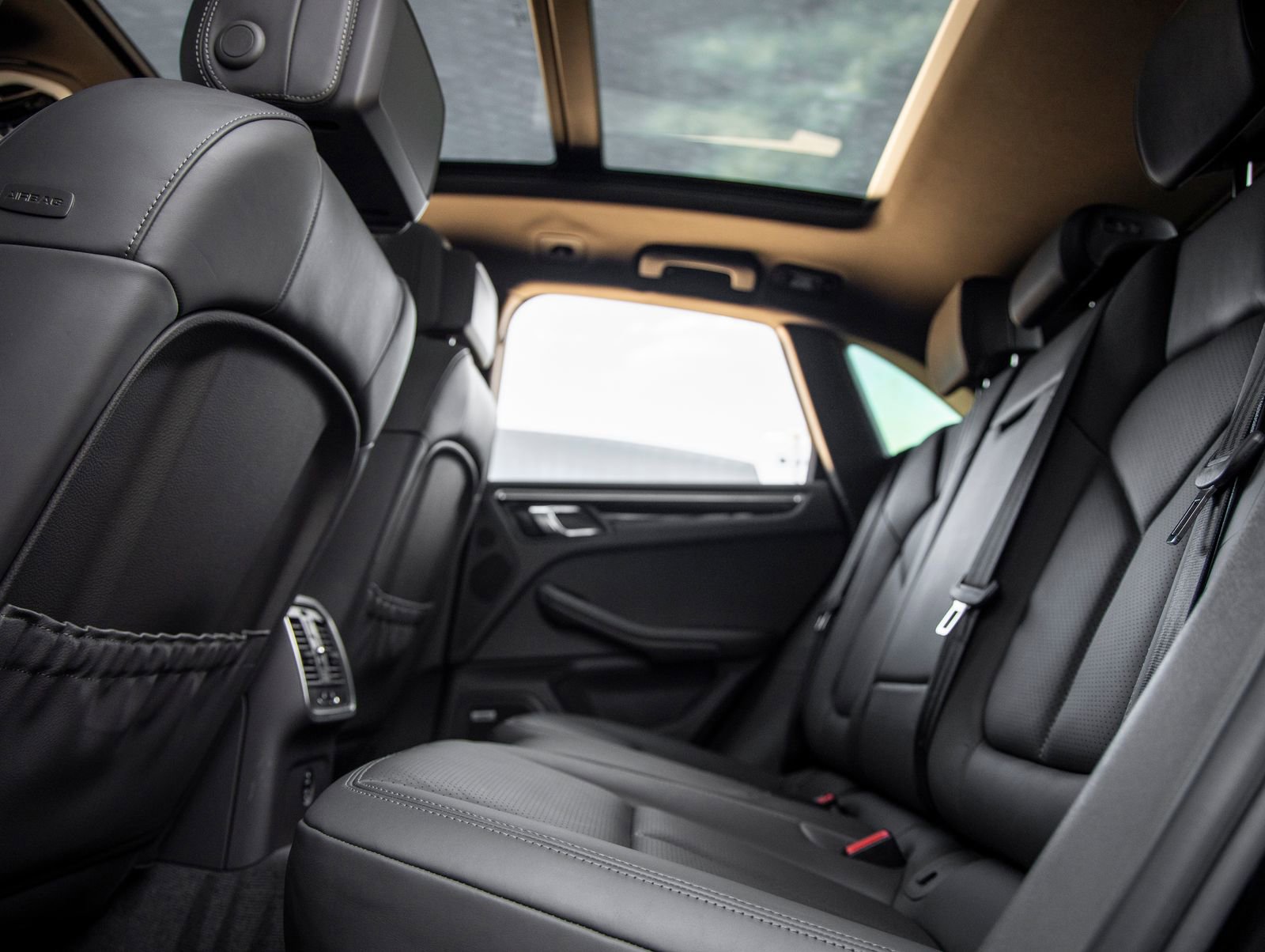 Certified 2022 Porsche Macan AWD/4WD image 35