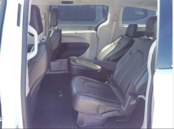 Used 2024 Chrysler Pacifica Touring-L FWD image 7