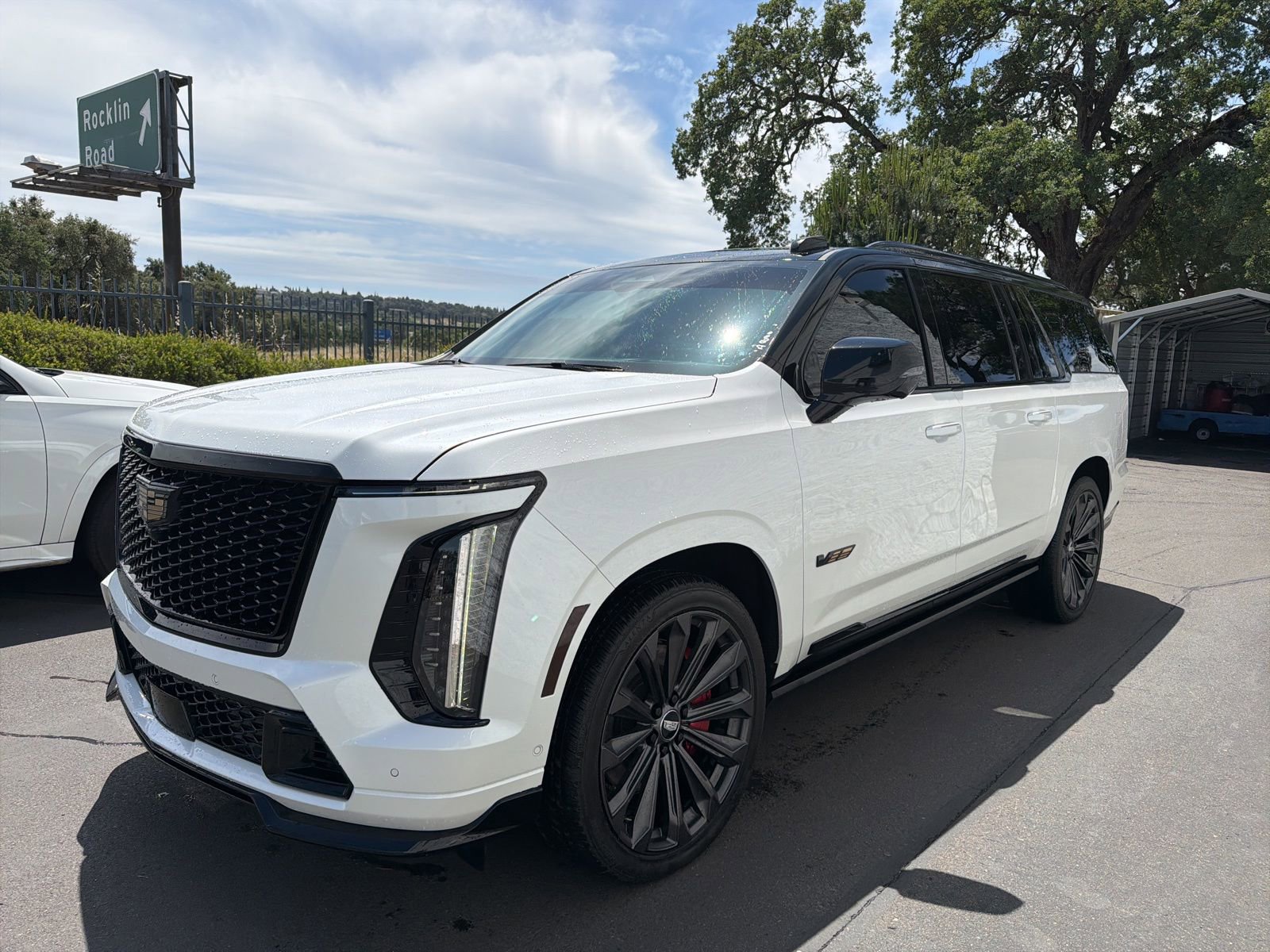 Used 2025 Cadillac Escalade ESV V AWD/4WD image 3