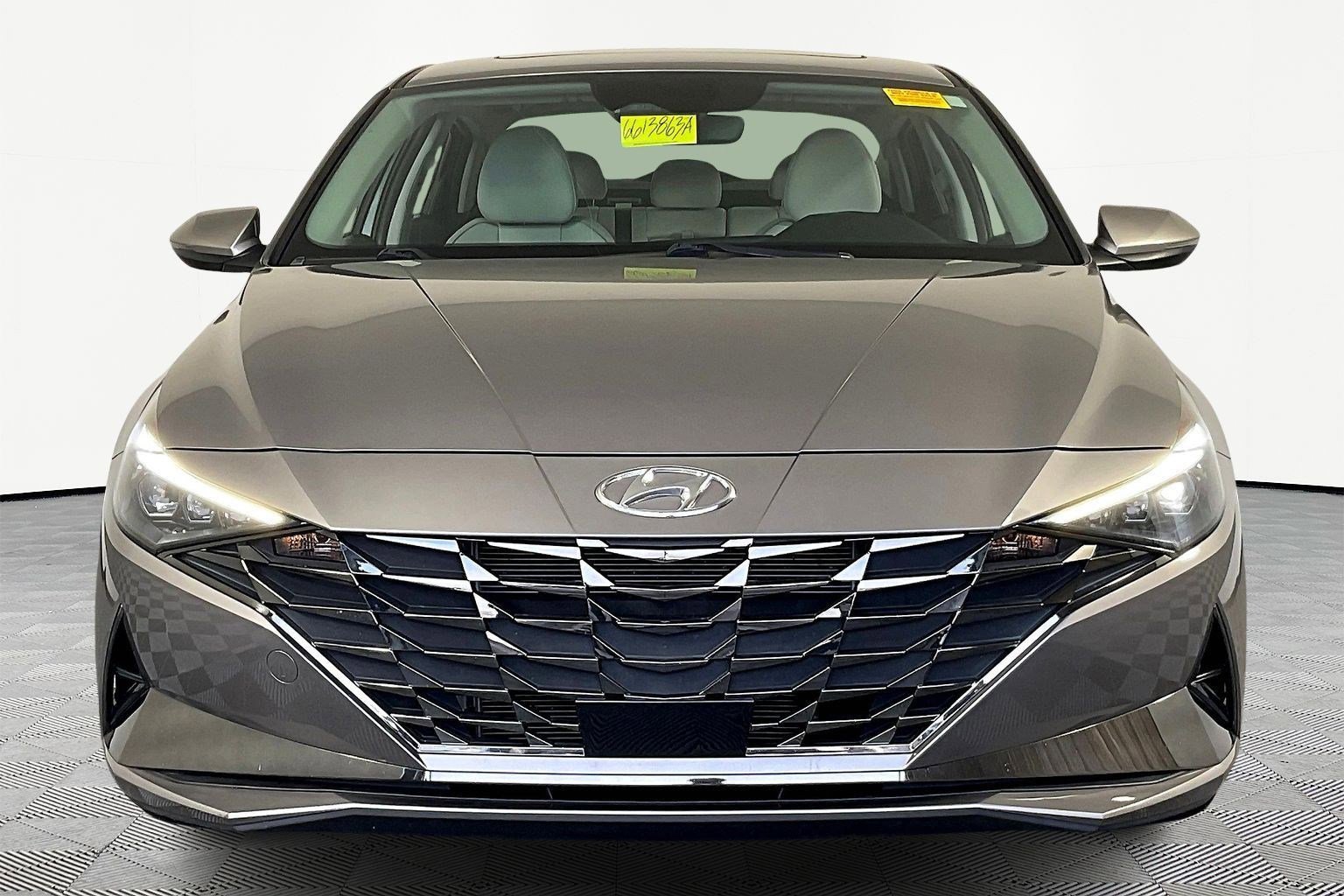 Certified 2022 Hyundai Elantra Limited w/ Preferred Accessory Package image 2