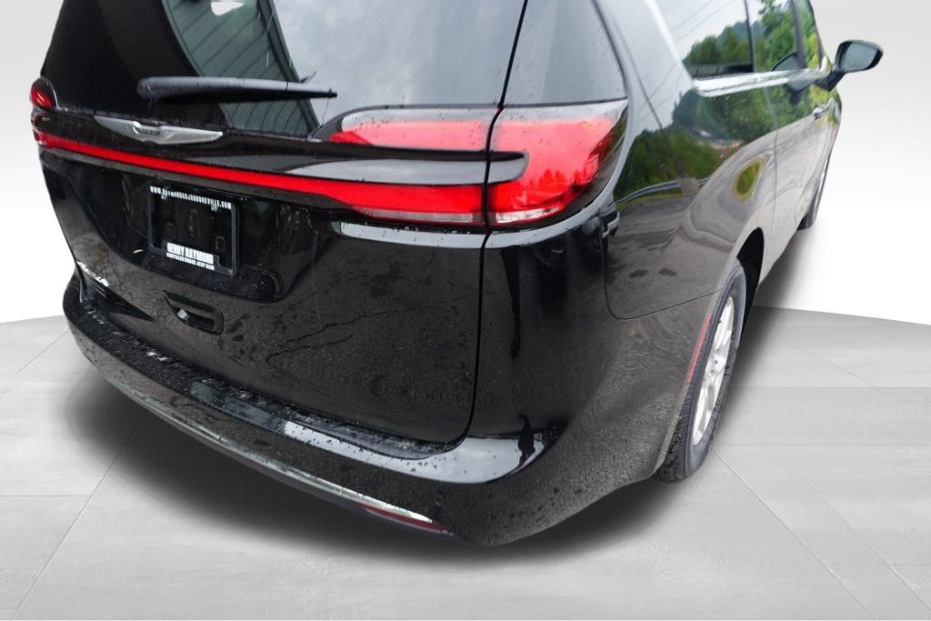New 2026 Chrysler Pacifica Select image 6