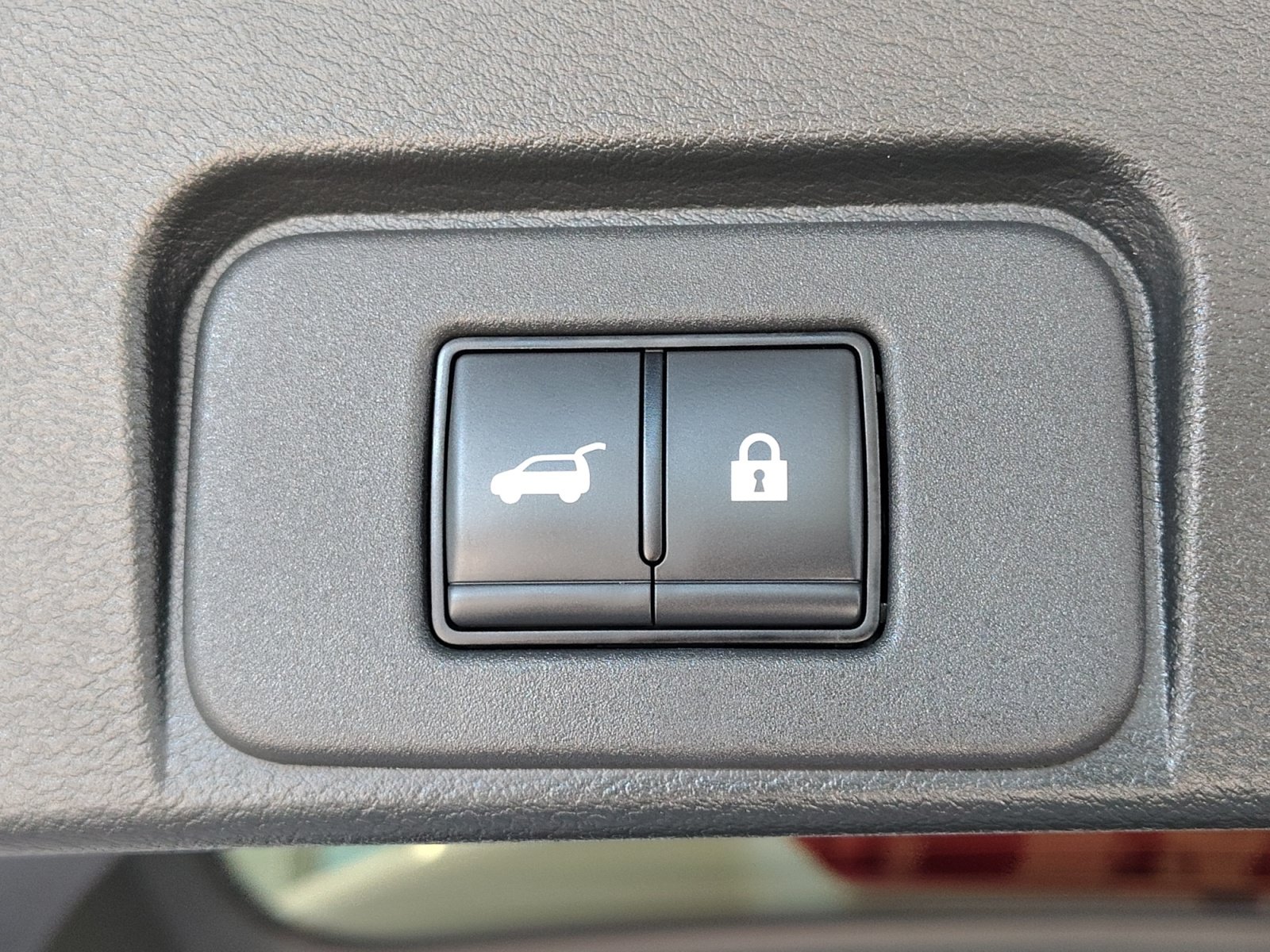 Used 2025 Nissan Rogue SV w/ SV Premium Package FWD image 33