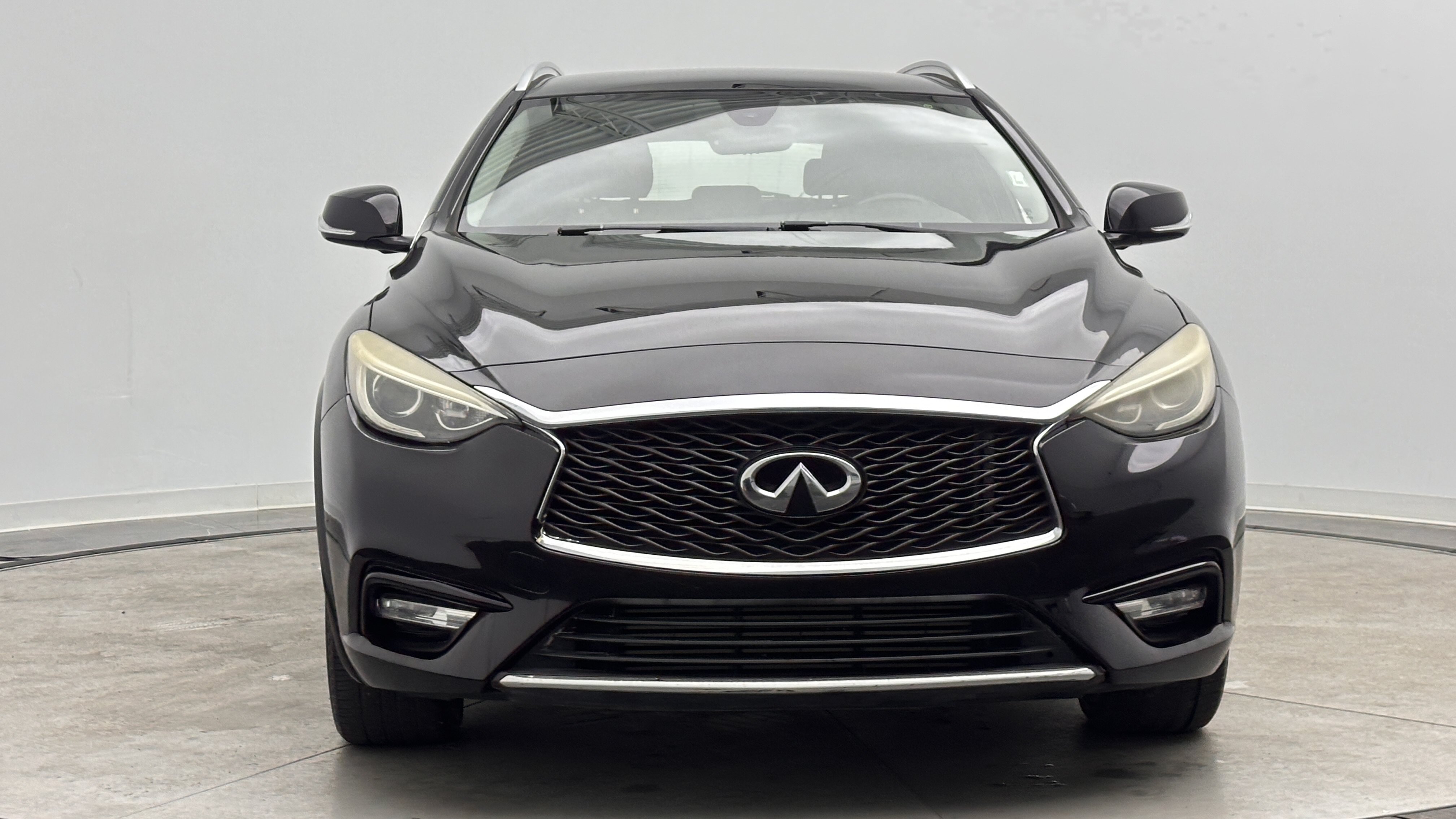 Used 2018 INFINITI QX30 Premium FWD image 2