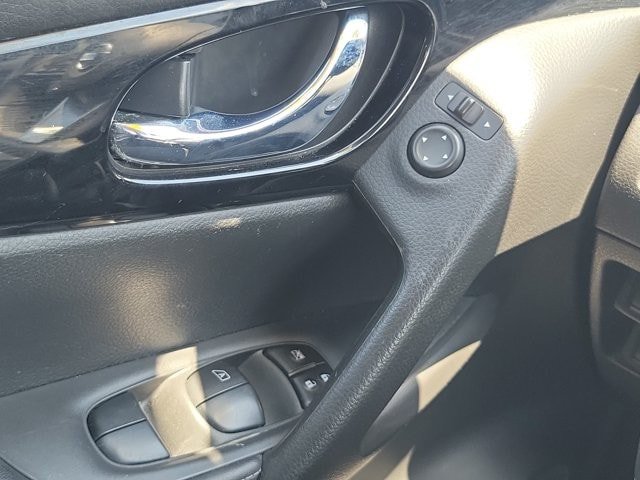 Used 2018 Nissan Rogue Sport SV w/ SV Technology Package FWD image 21