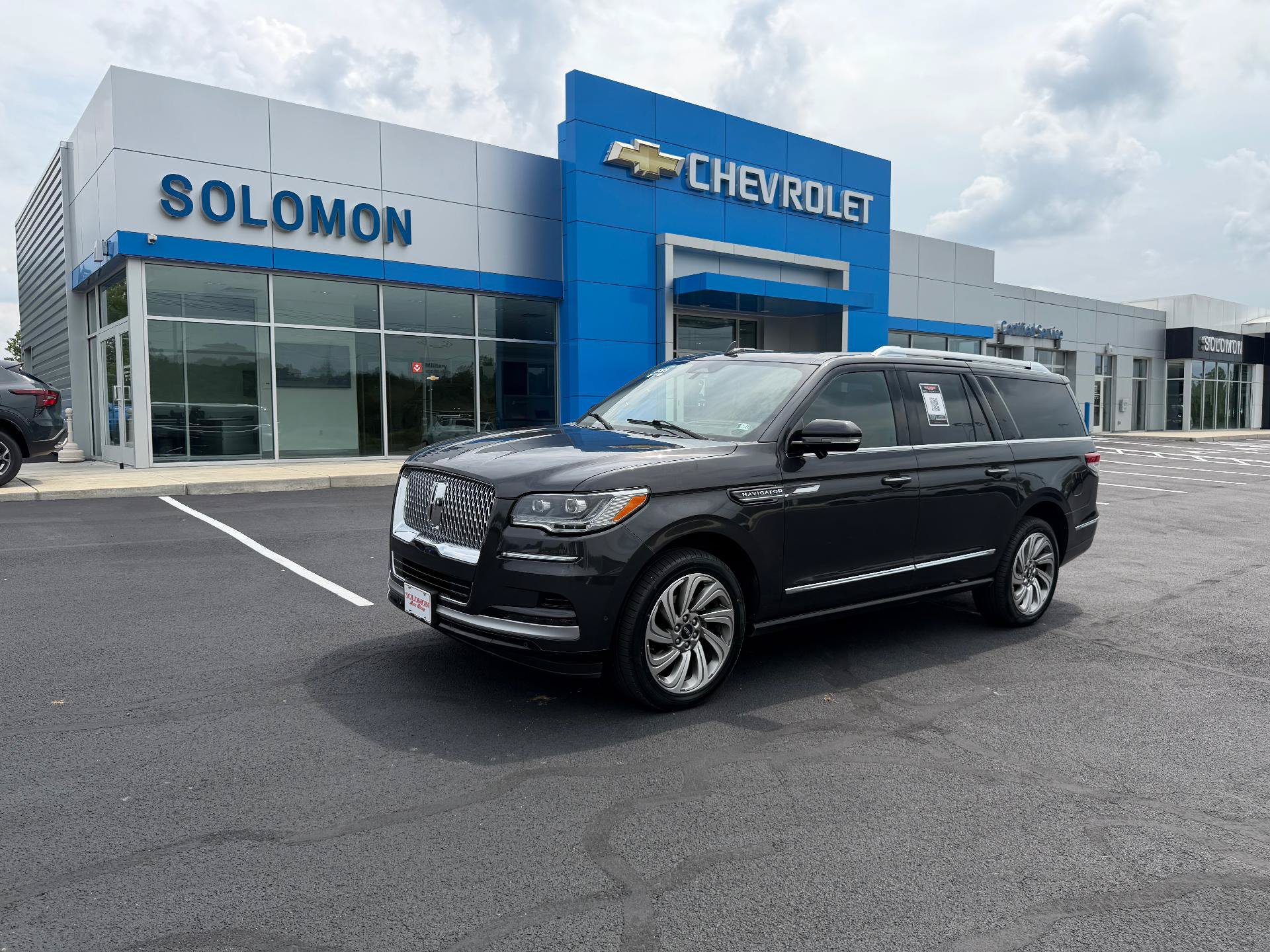 Used 2023 Lincoln Navigator L Reserve AWD/4WD image 2