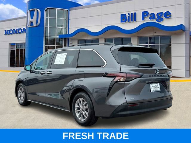 Used 2025 Toyota Sienna XLE image 3