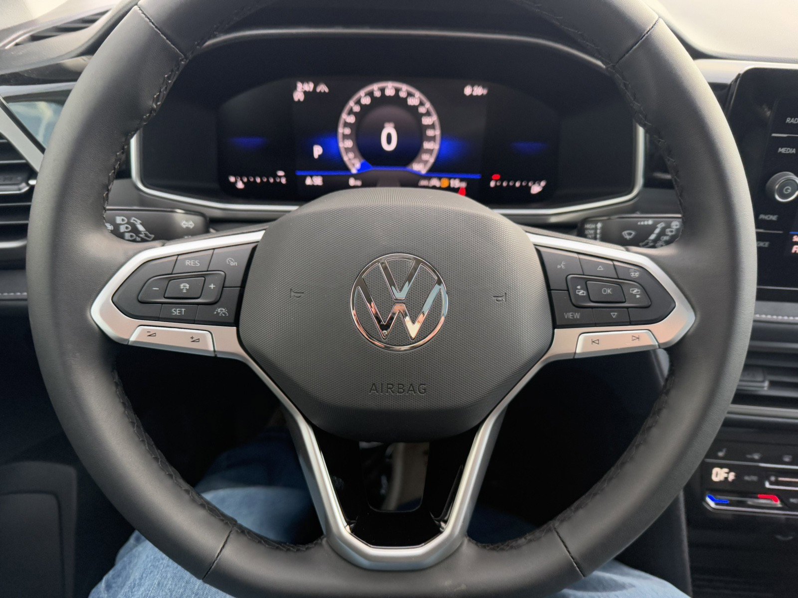 Used 2025 Volkswagen Taos SE AWD/4WD image 13