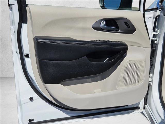 Used 2023 Chrysler Pacifica Touring-L image 10