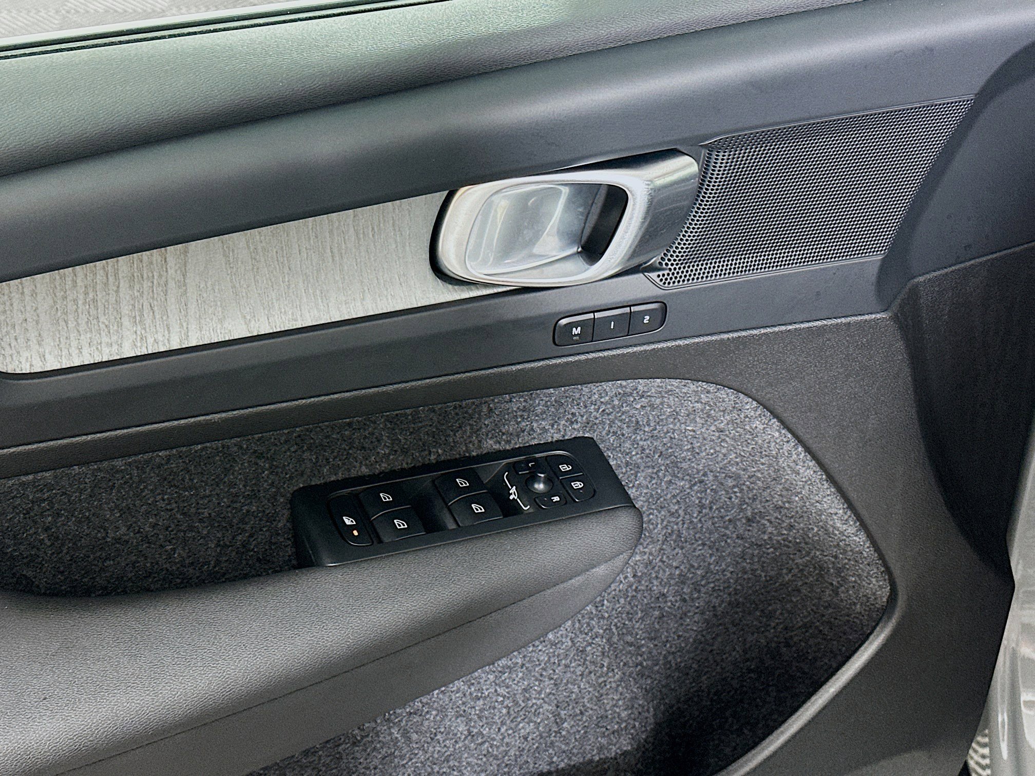 Used 2025 Volvo XC40 B5 Plus image 15