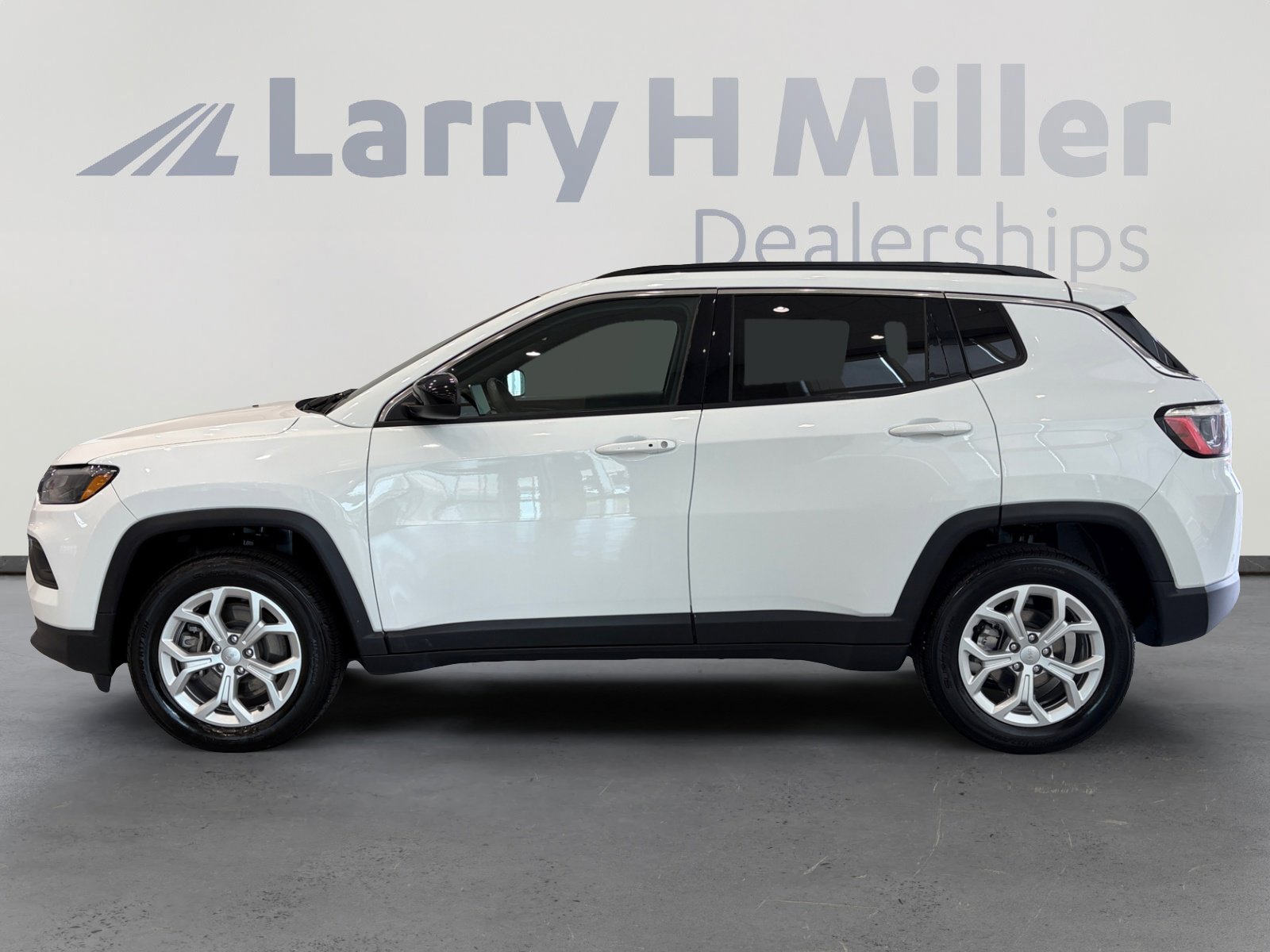 Used 2024 Jeep Compass Latitude AWD/4WD image 2