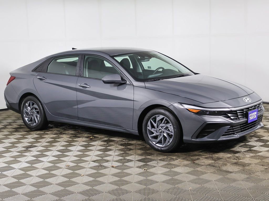 Certified 2024 Hyundai Elantra SEL image 2