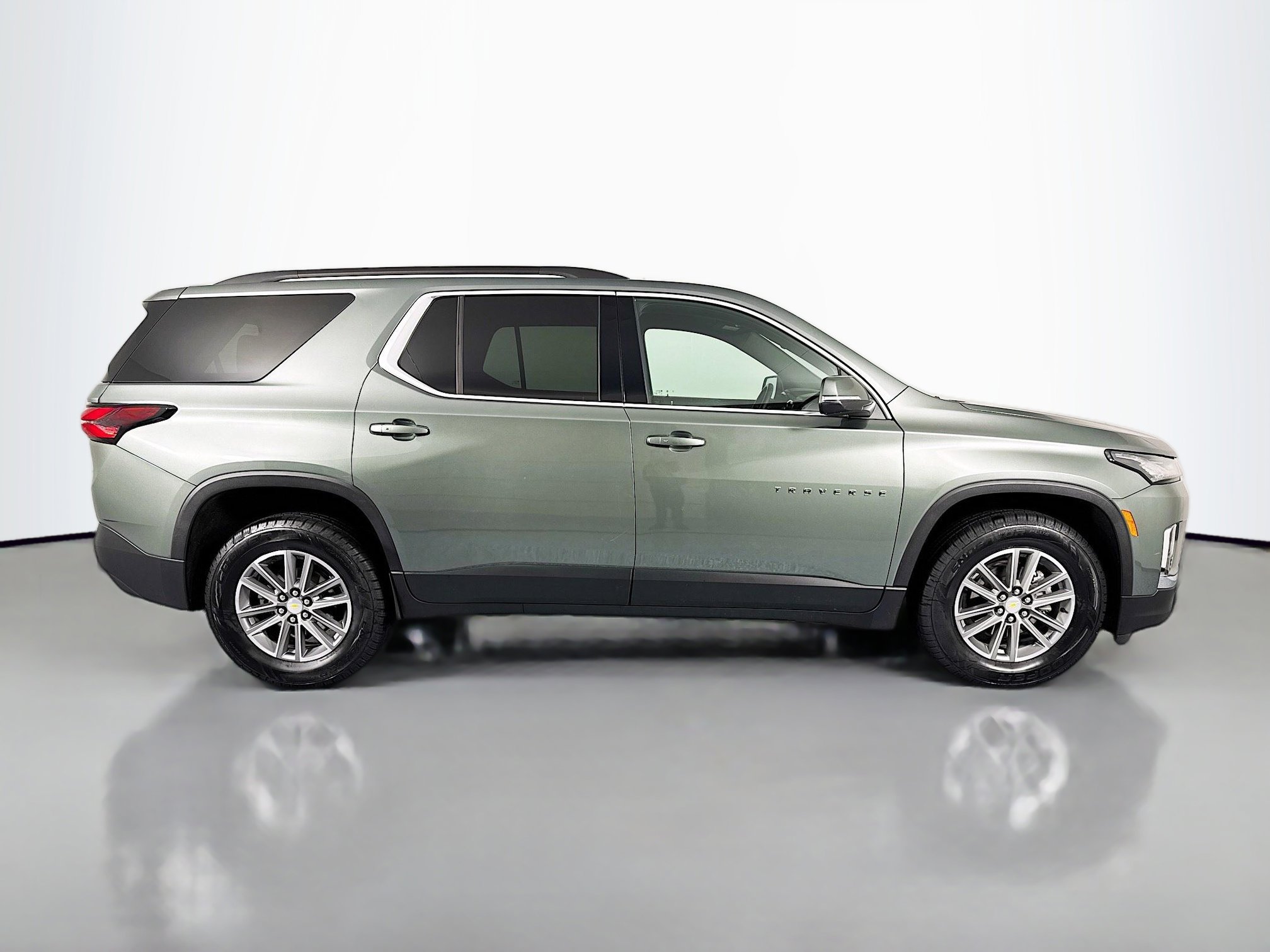 Used 2023 Chevrolet Traverse LT image 4