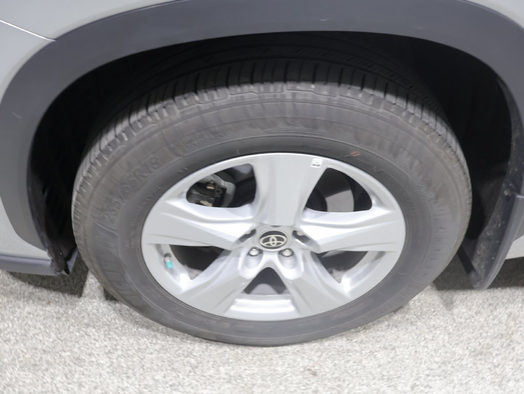Used 2024 Toyota Highlander LE AWD/4WD image 9