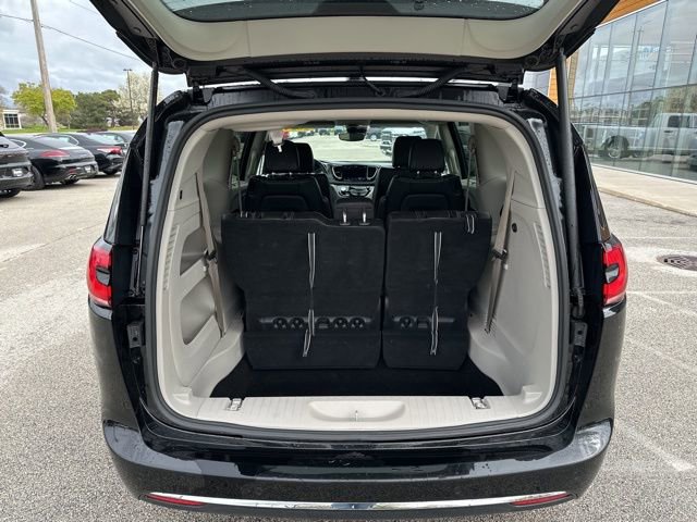 Used 2024 Chrysler Pacifica Touring-L FWD image 12