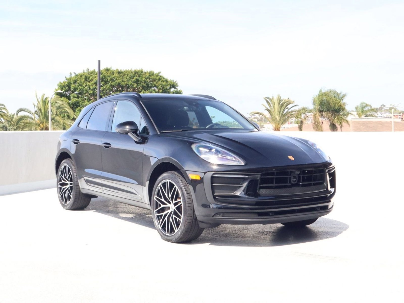 Certified 2025 Porsche Macan image 7