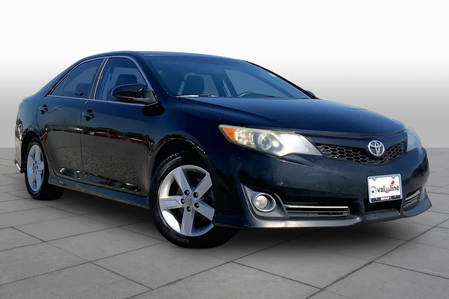 Used 2014 Toyota Camry SE FWD image 2