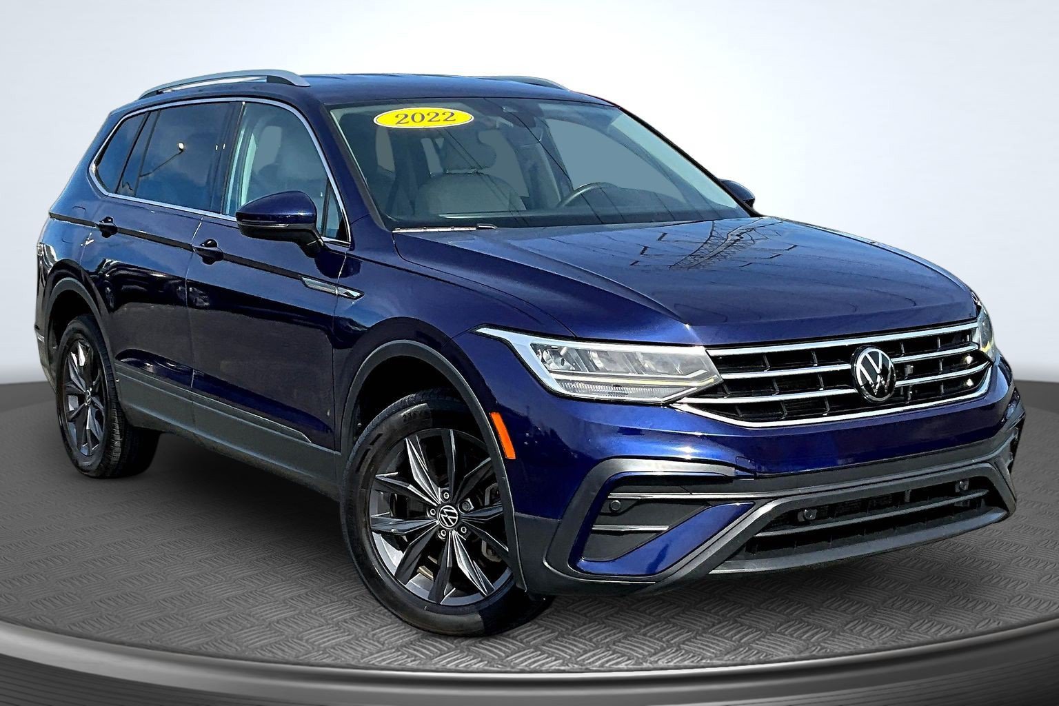 Used 2022 Volkswagen Tiguan SE FWD image 2