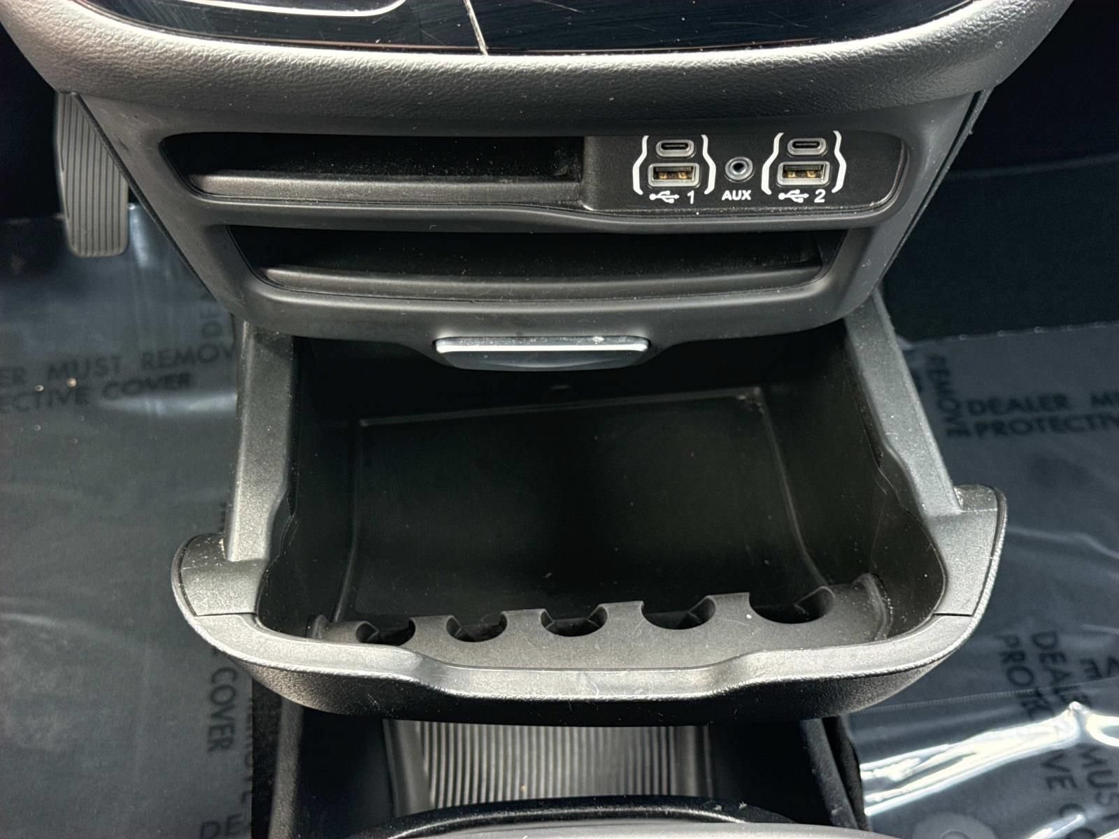 Used 2025 Chrysler Pacifica Select FWD image 12
