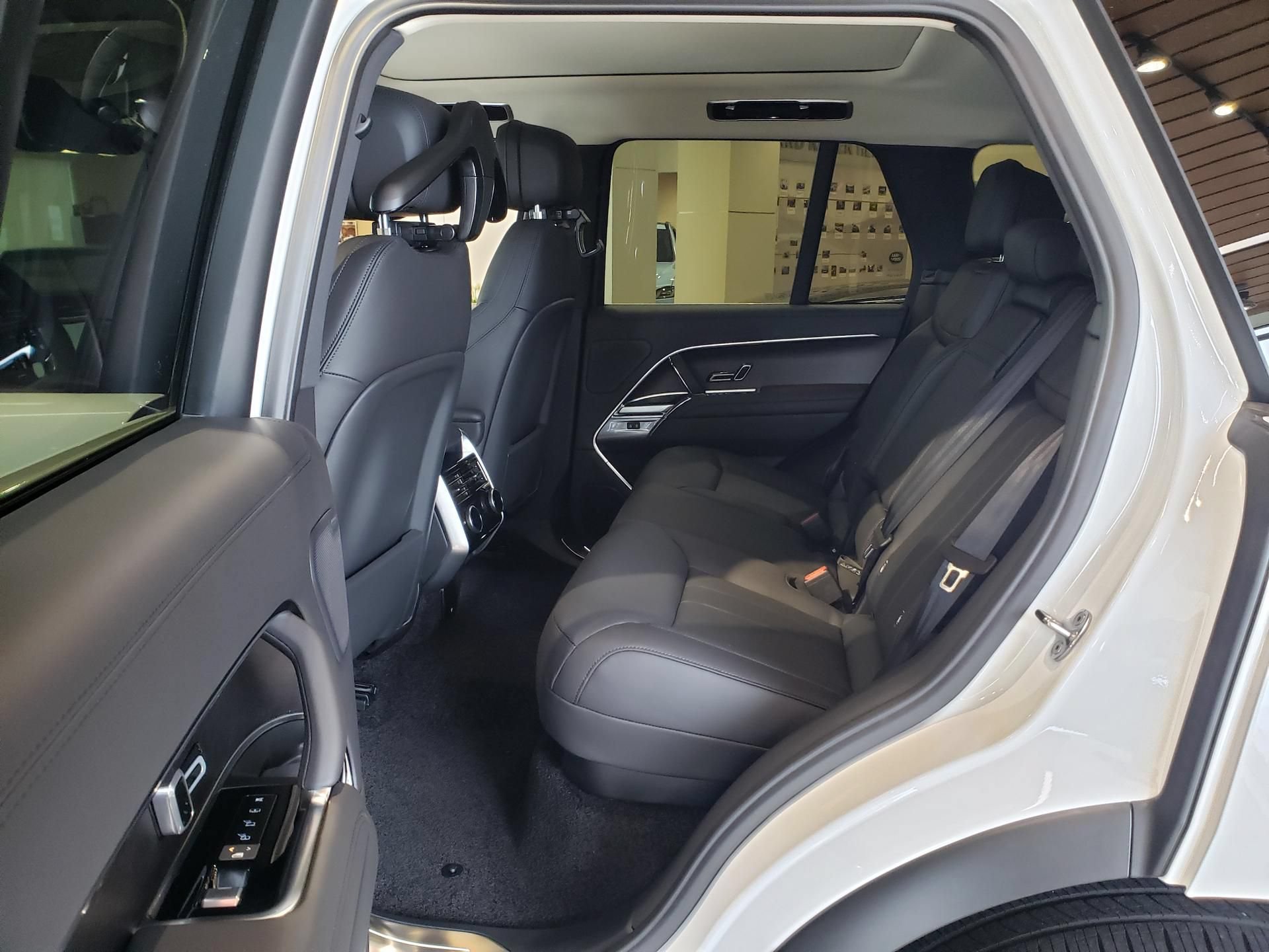 New 2026 Land Rover Range Rover SE AWD/4WD image 9