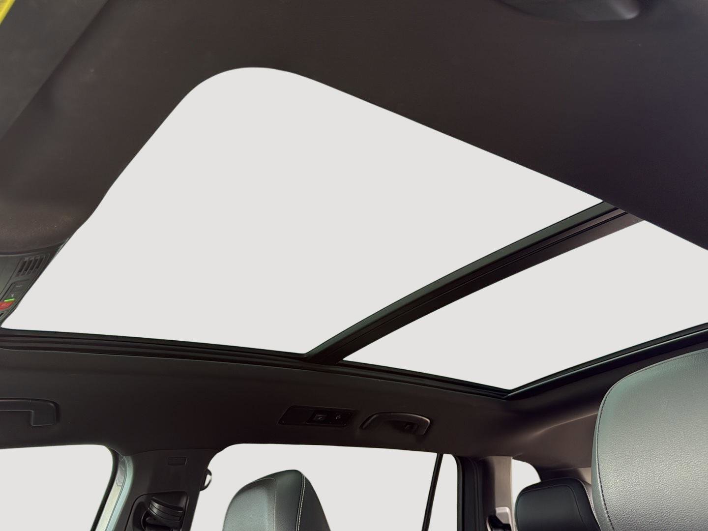 Used 2022 Volkswagen Tiguan SE R-Line image 21