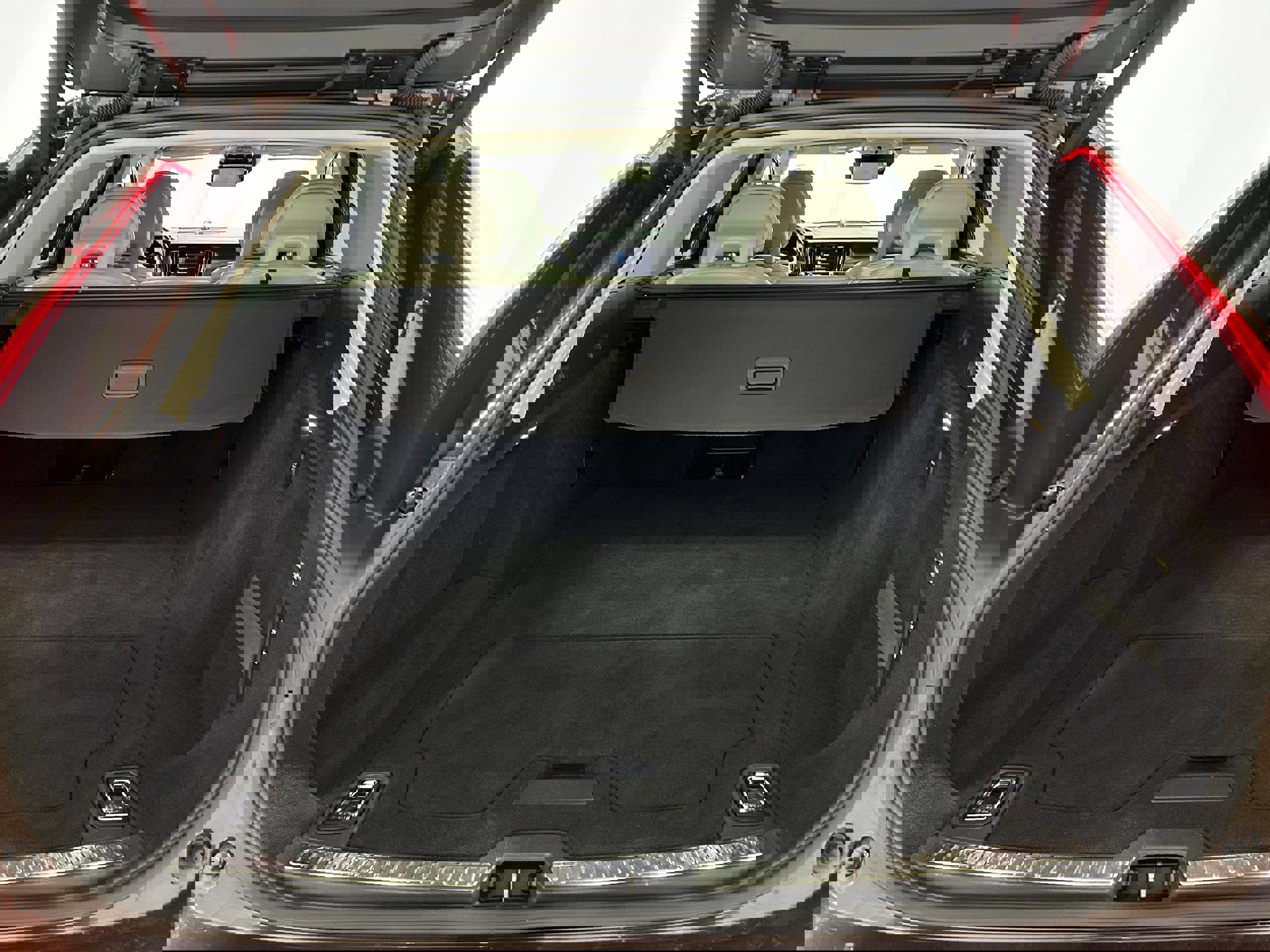 Used 2017 Volvo V90 T6 Cross Country image 33