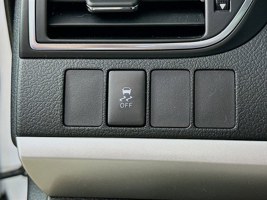 Used 2017 Toyota Camry SE w/ Moonroof Package image 12