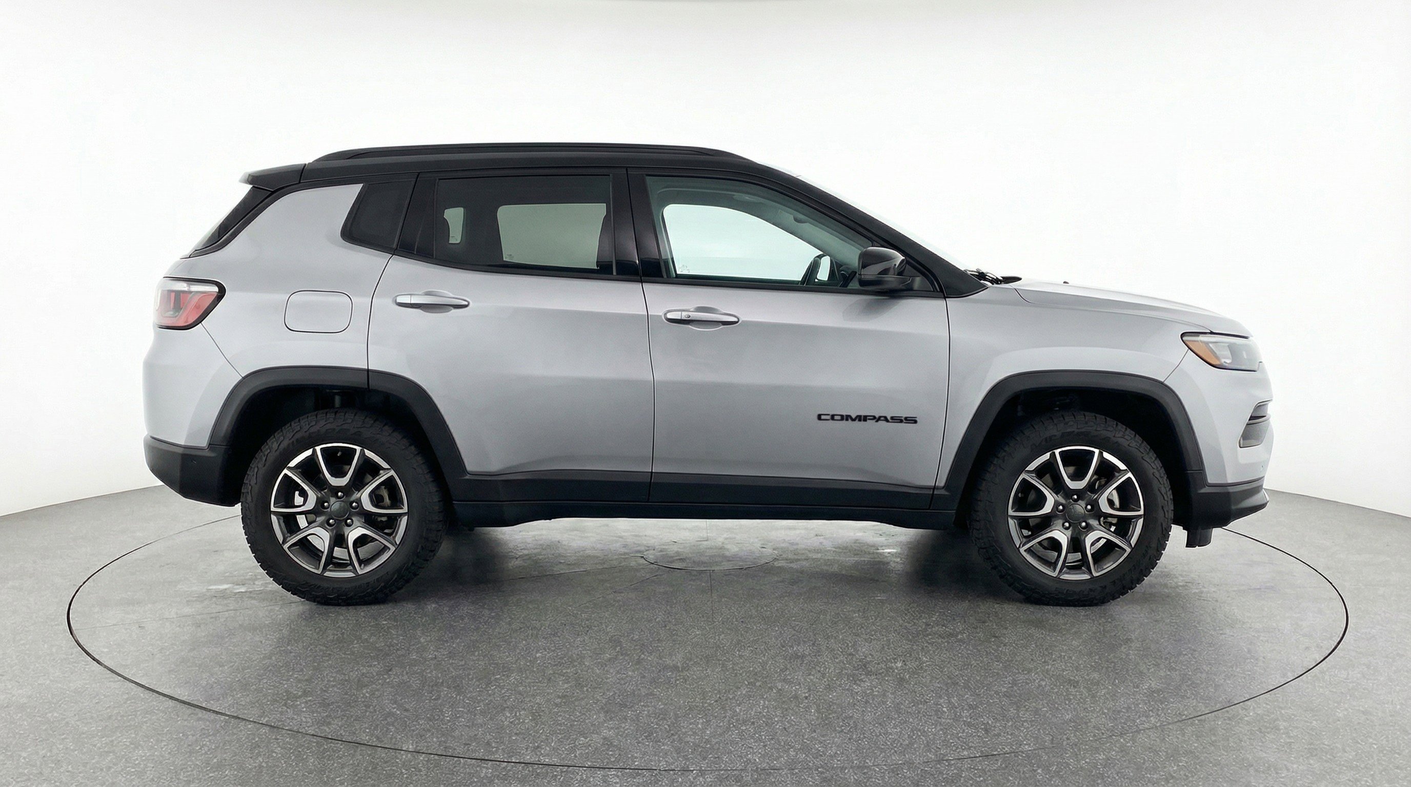 Used 2025 Jeep Compass Trailhawk AWD/4WD image 11