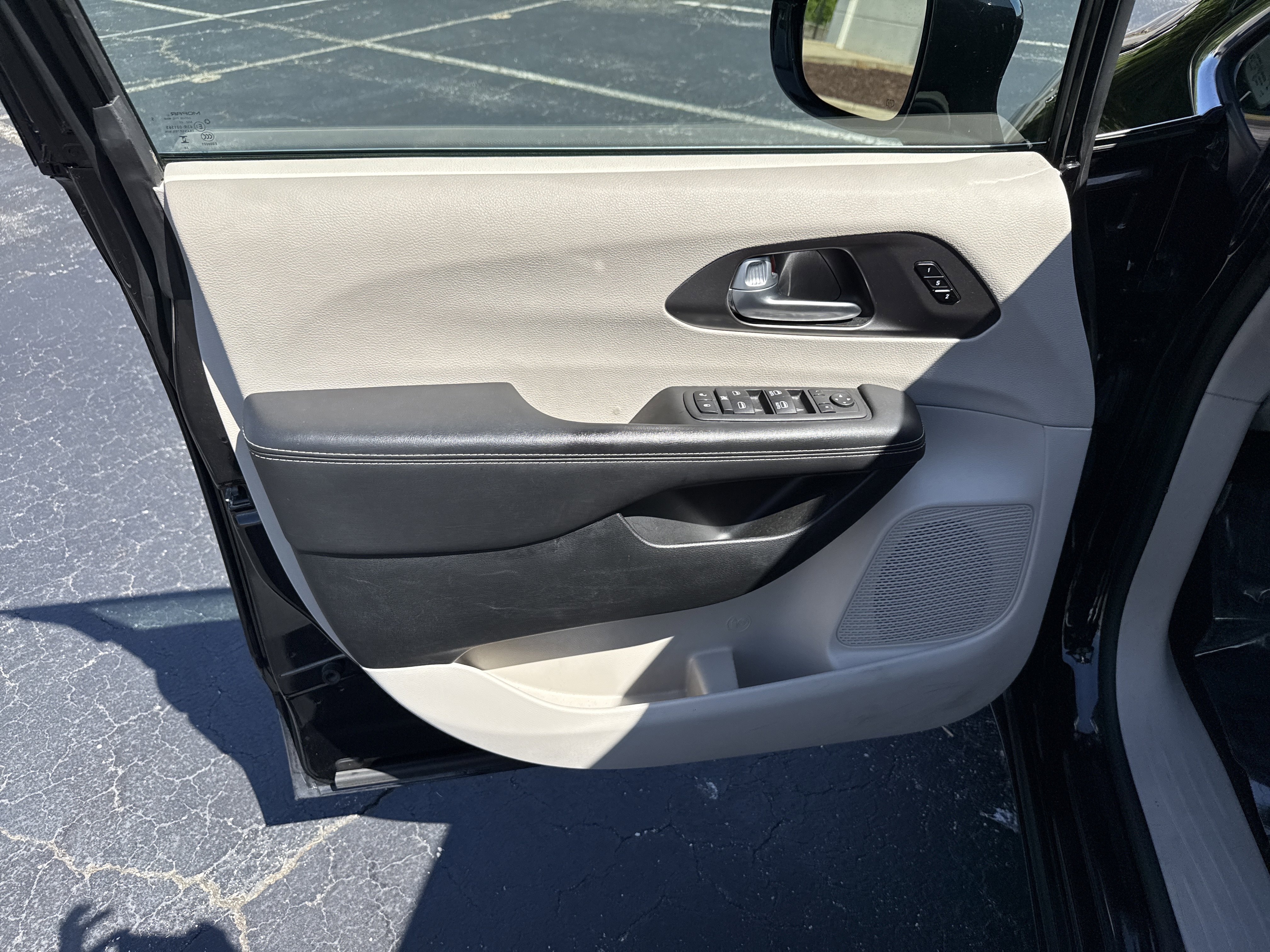 Used 2024 Chrysler Pacifica Touring-L FWD image 14