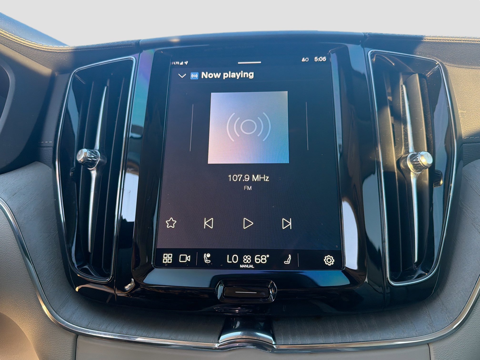 Used 2025 Volvo XC60 B5 Ultra w/ Climate Package image 31