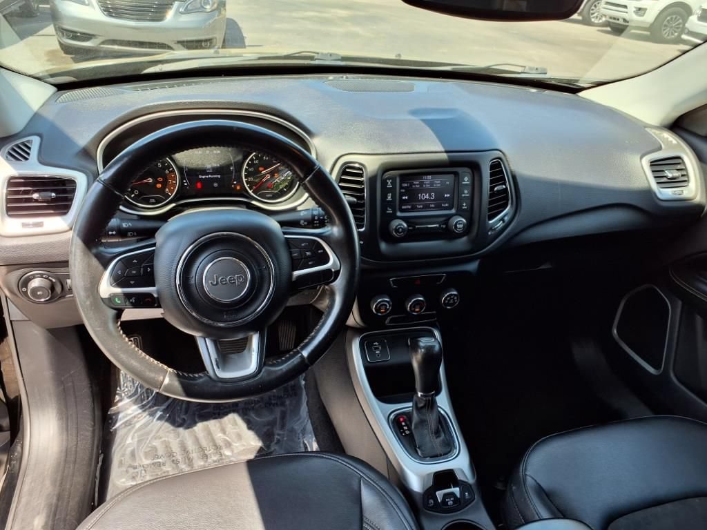 Used 2017 Jeep Compass Latitude FWD image 11