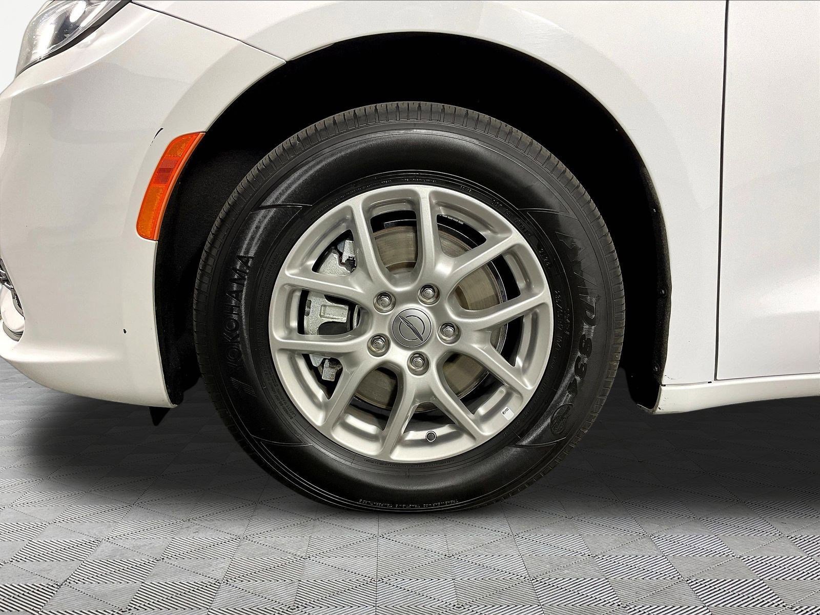 Used 2025 Chrysler Pacifica Select FWD image 33