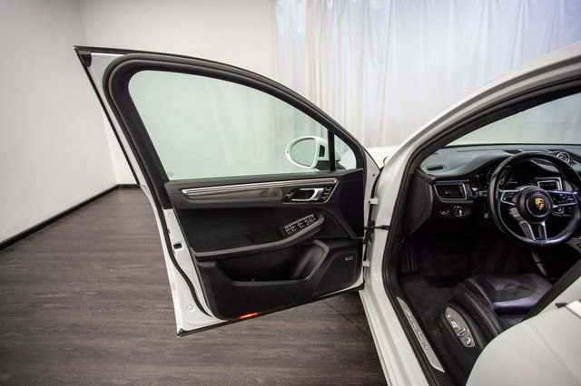 Used 2015 Porsche Macan Turbo image 16