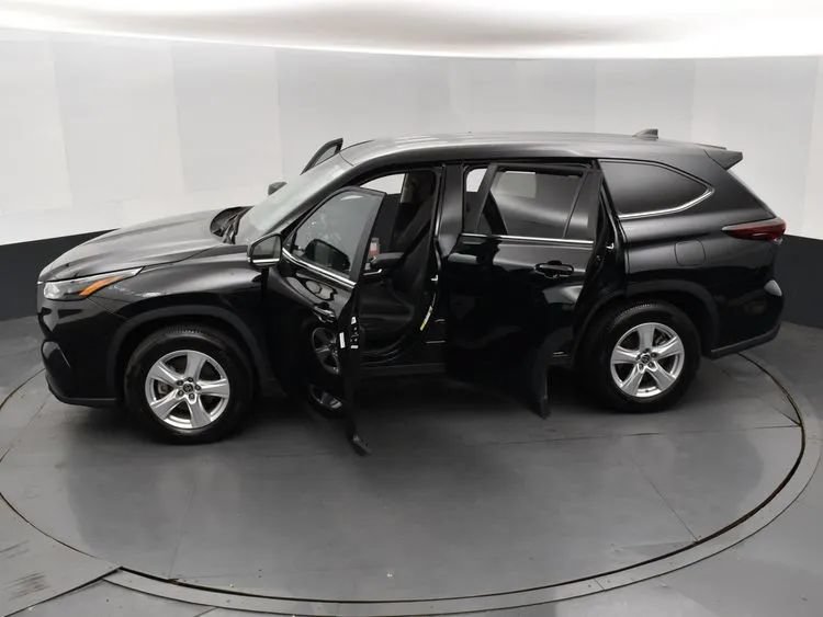 Used 2025 Toyota Highlander LE FWD image 7