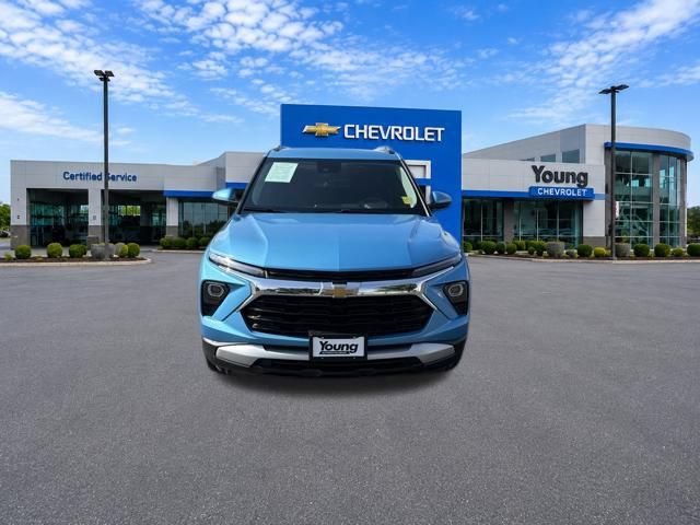 Used 2025 Chevrolet TrailBlazer LT AWD/4WD image 2
