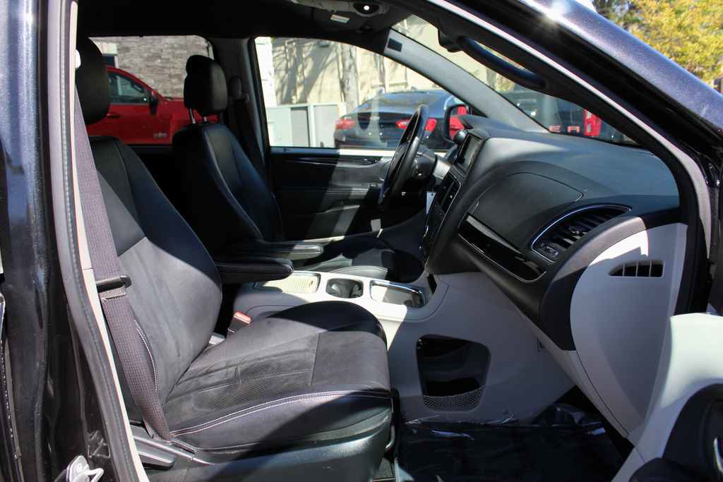 Used 2016 Dodge Grand Caravan SXT image 26