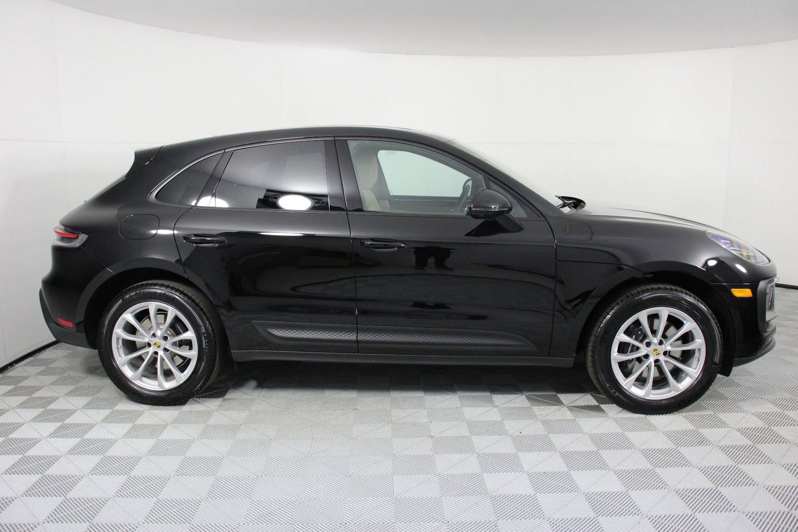 Certified 2025 Porsche Macan AWD/4WD image 8