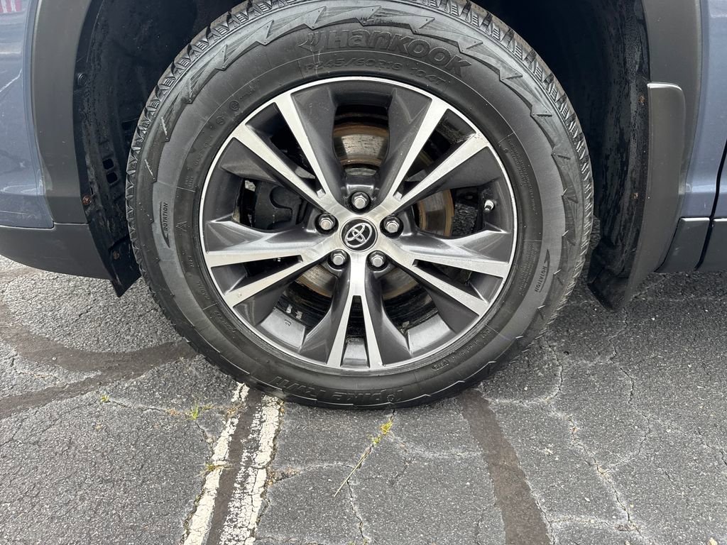 Used 2019 Toyota Highlander LE AWD/4WD image 12
