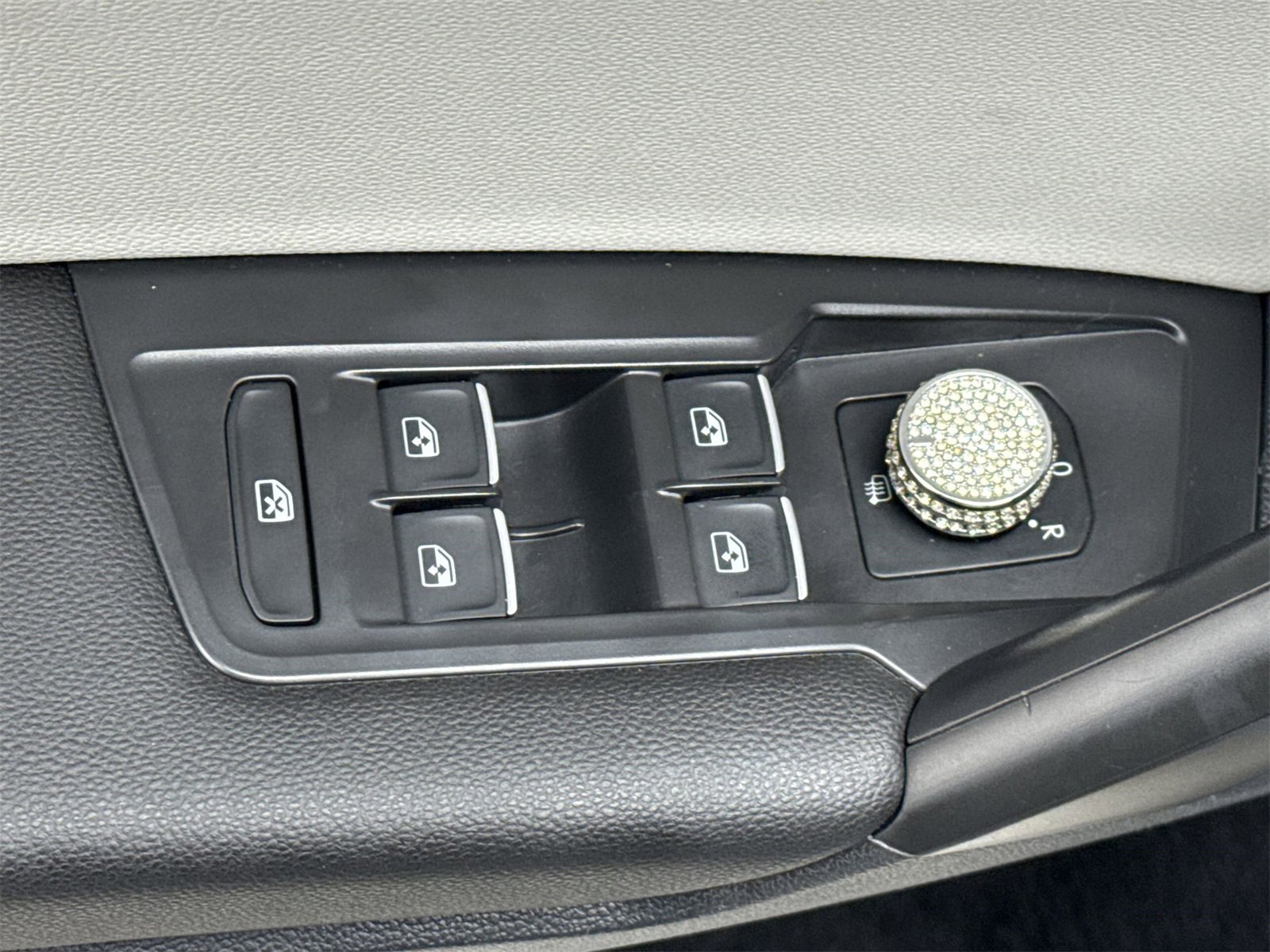 Used 2021 Volkswagen Tiguan SE w/ Panoramic Sunroof Package image 17