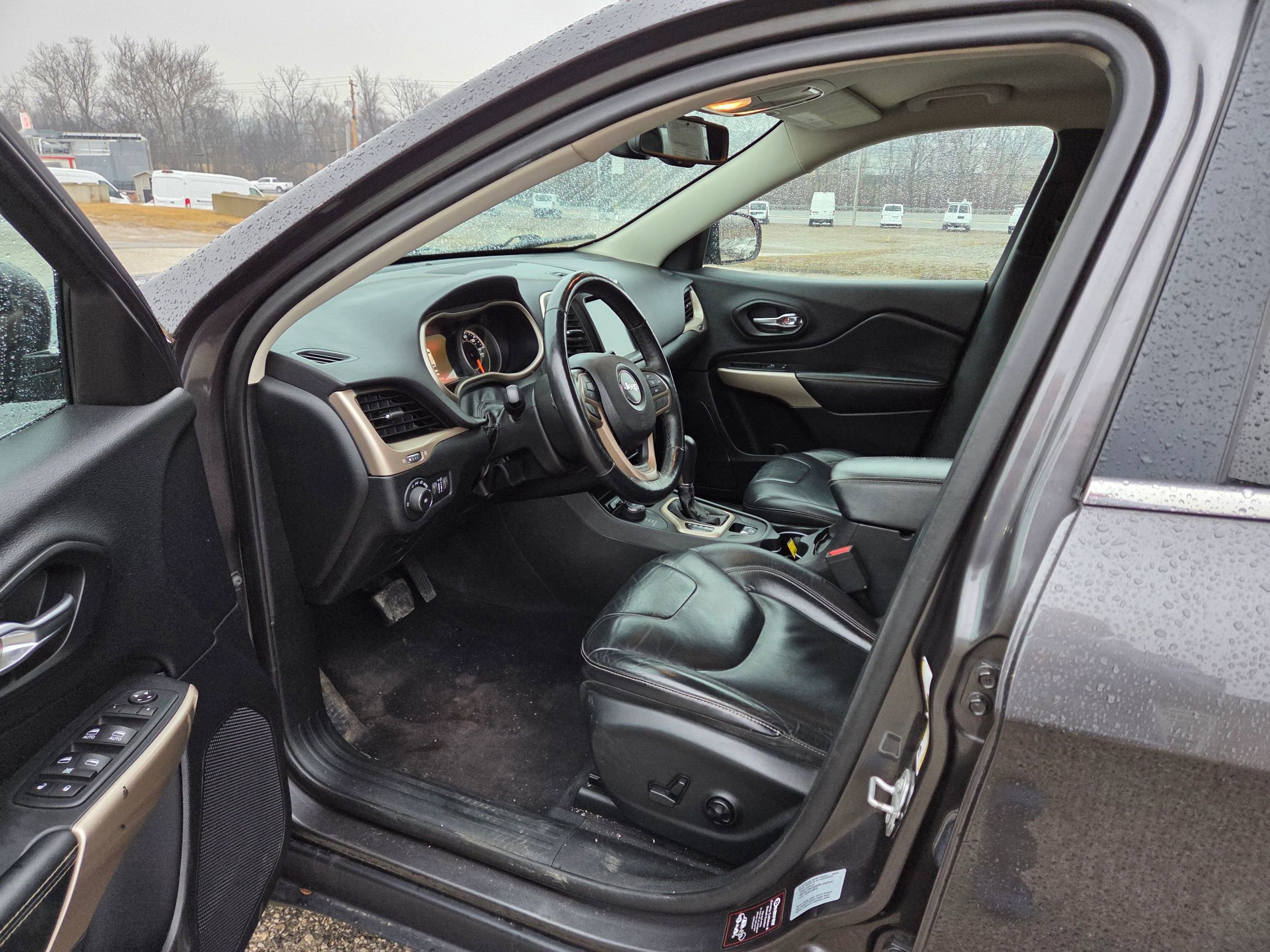 Used 2017 Jeep Cherokee Limited image 11