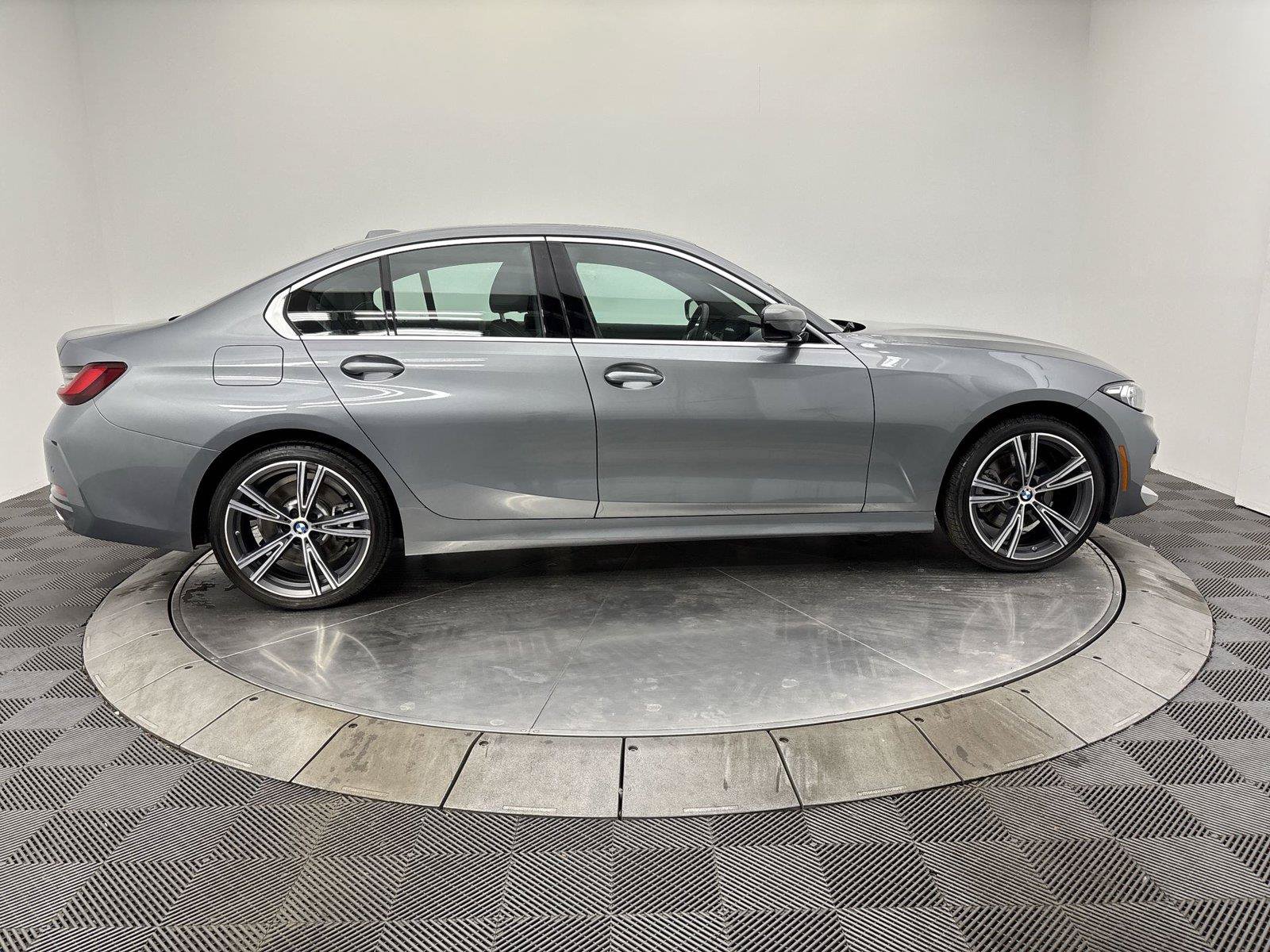 Used 2024 BMW 330i xDrive Sedan w/ Convenience Package AWD/4WD image 17