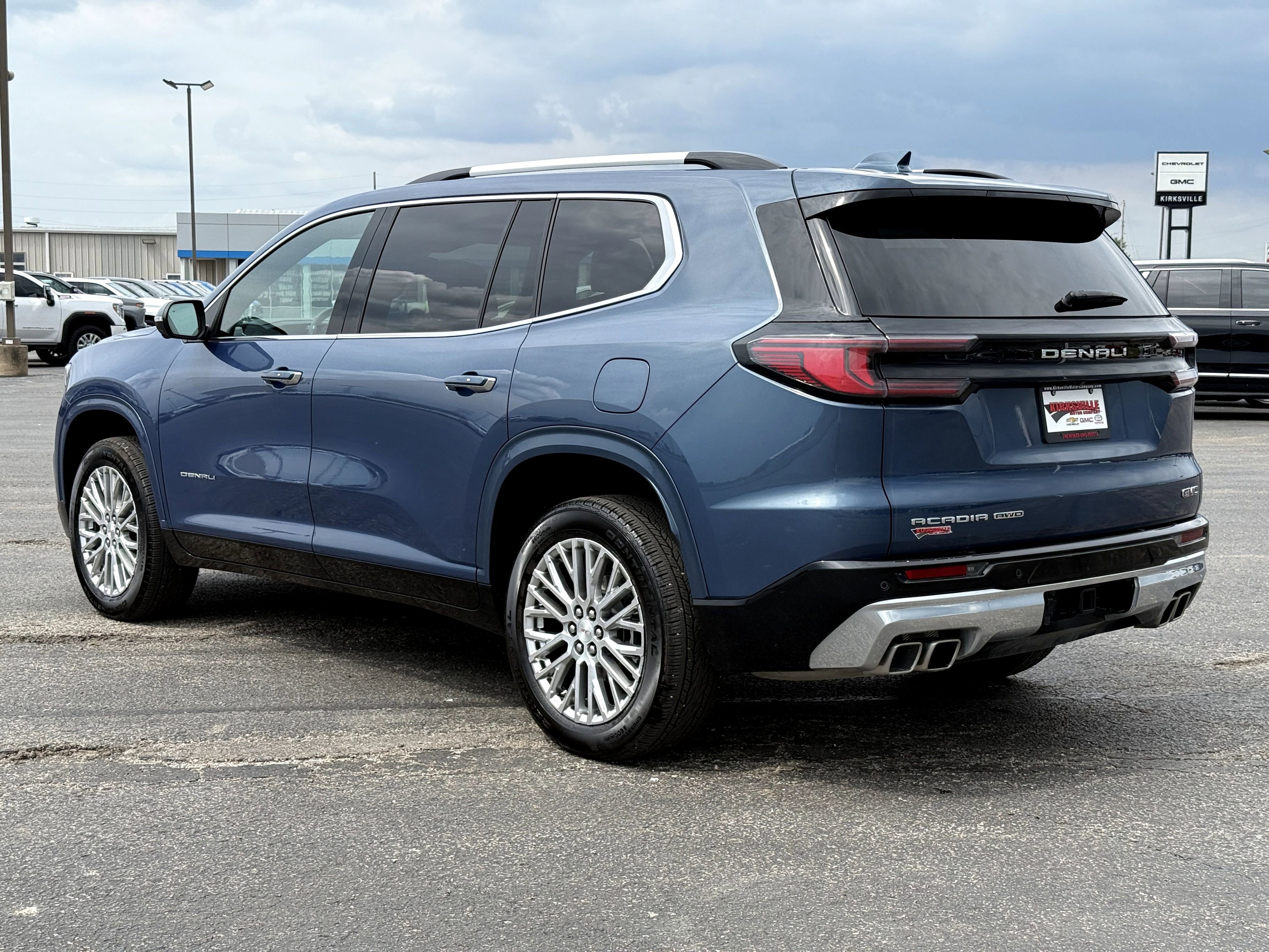 Used 2025 GMC Acadia Denali AWD/4WD image 5