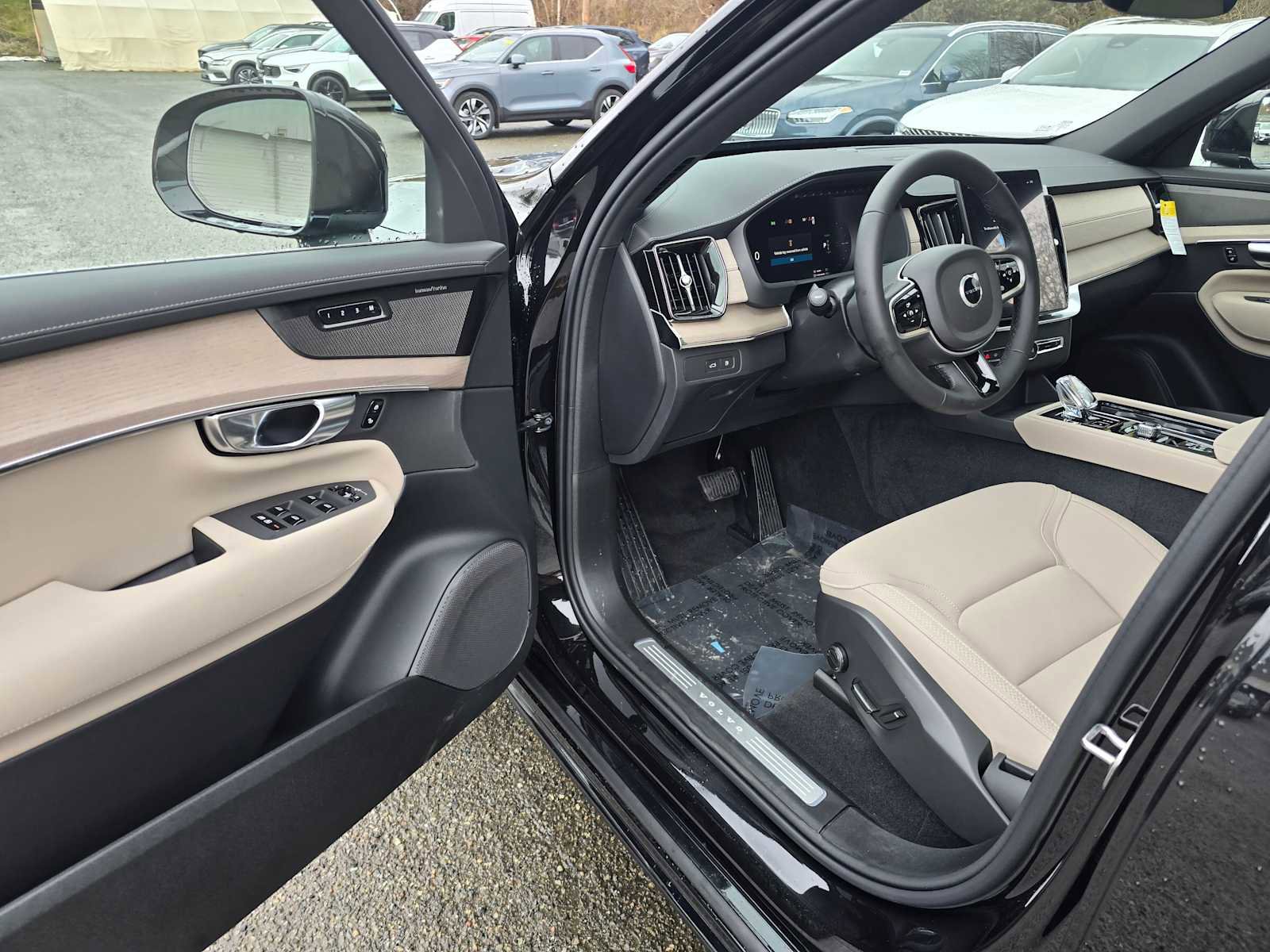 New 2026 Volvo XC90 T8 Plus w/ Protection Package Premier image 20