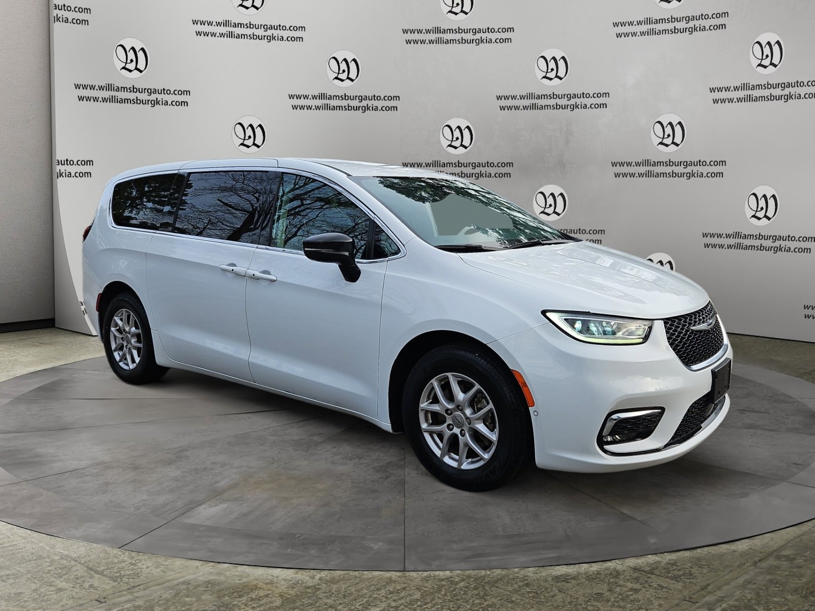 Used 2024 Chrysler Pacifica Touring-L image 7