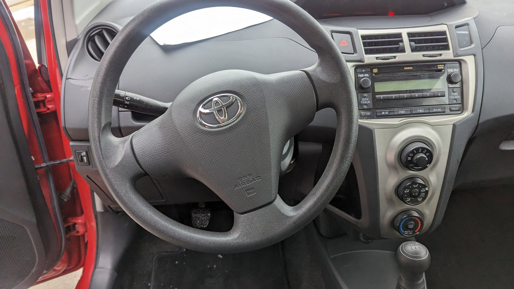 Used 2010 Toyota Yaris 2-Door Hatchback image 4