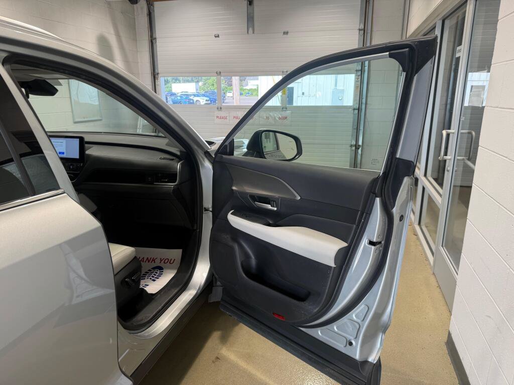 Used 2025 Toyota Grand Highlander AWD Hybrid image 13