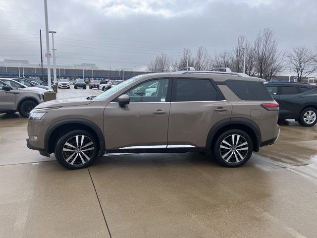 Used 2024 Nissan Pathfinder Platinum w/ Cargo Package image 5