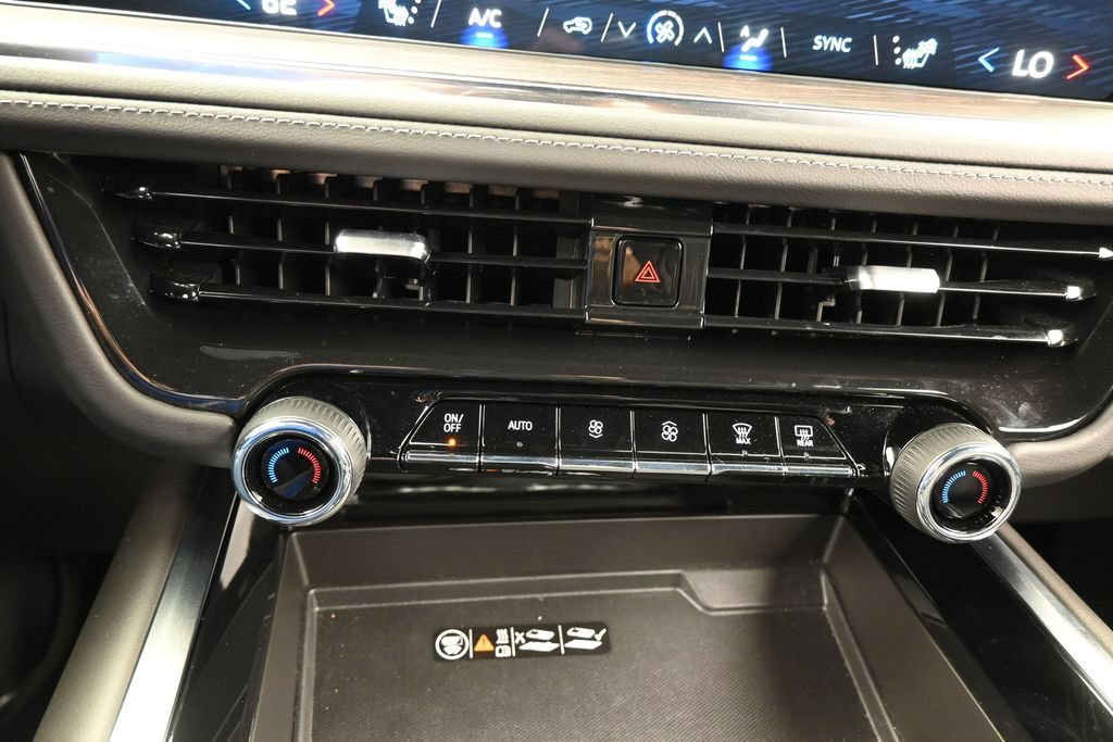 Used 2025 Chevrolet Suburban LT RWD image 31