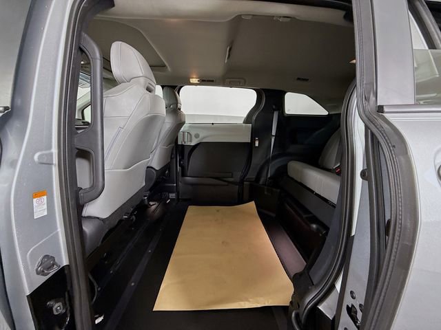 Used 2025 Toyota Sienna XLE w/ XLE Plus Package FWD image 9