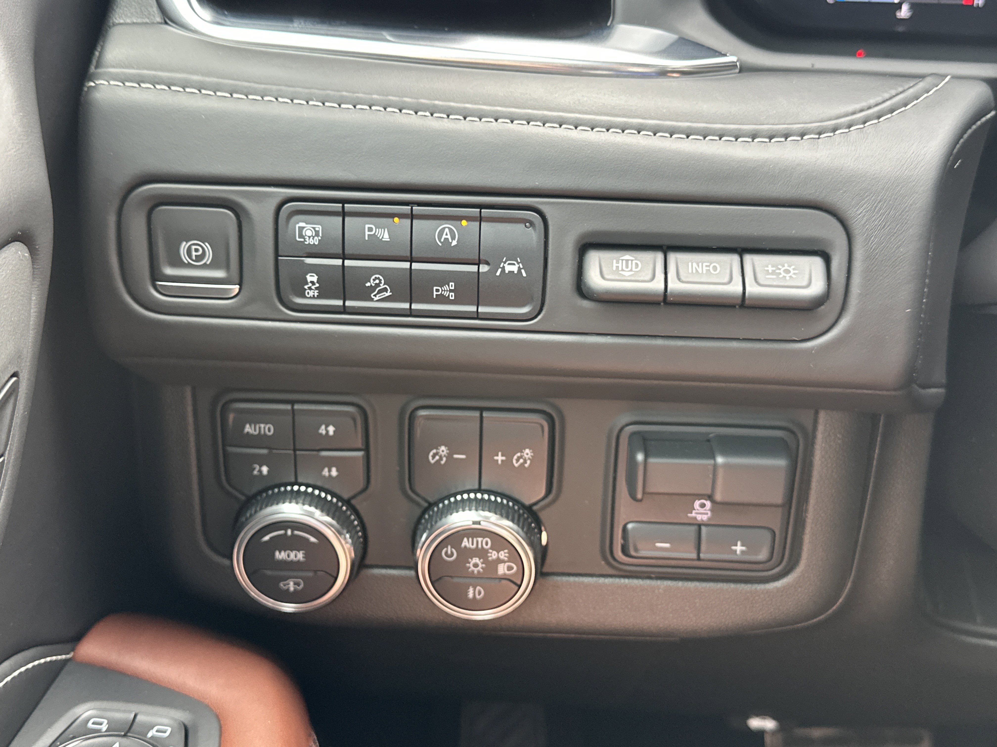 Used 2023 GMC Yukon XL Denali Ultimate w/ LPO, Floor Liner Package AWD/4WD image 31